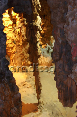 Une stalactite bizarre dans la grotte
