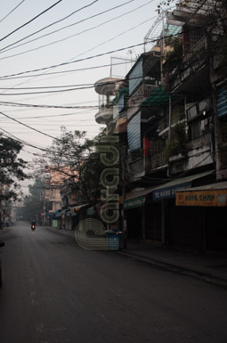 Une rue dans le vieux quartier de Hanoï  