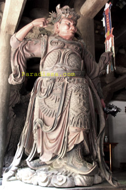 Statues en bois dans la pagode de Tay Phuong