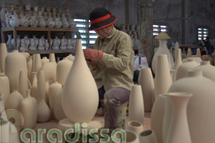 Making ceramic vases at Phu Lang Village