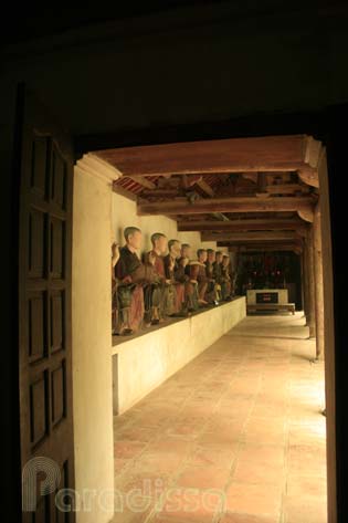 A side walkway which houses the famous arhat statues at the Mia Pagoda