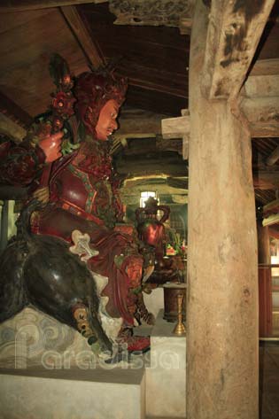 The statue of a Giant Guardian at the Mia Pagoda