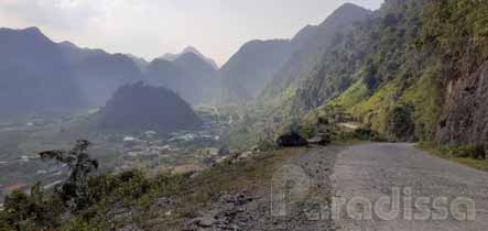 The little road to the Hang Kia Valley