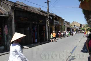 Une rue dans la vieille ville de Hoi An