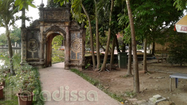 A side gate to the Nom Pagoda