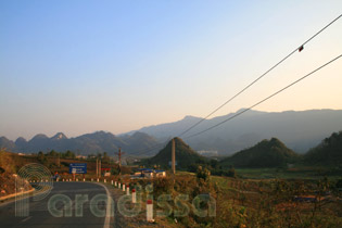The road leading into Lai Chau City