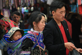 A Hmong family at the Can Cau Market