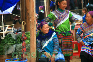 Three Hmong ladies at Can Cau Market