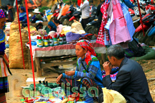 Stalls at the entrance of the Can Cau Market