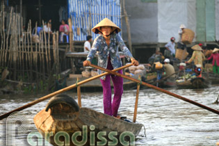 A lady rowing a boat on the Mekong River
