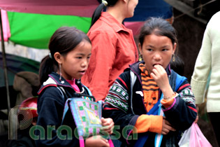 Little Hmong girls at Sapa