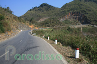 Road goes up from Son La side