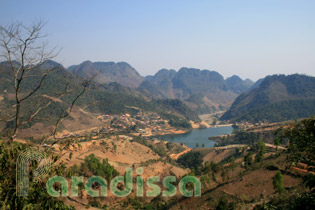 There's a lake near the summit of Pha Din