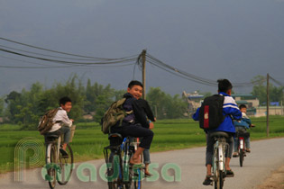 School kids on the road to Tram Tau