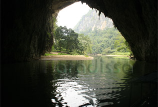 La grotte Puong au parc national de Ba Be, la province de Bac Kan