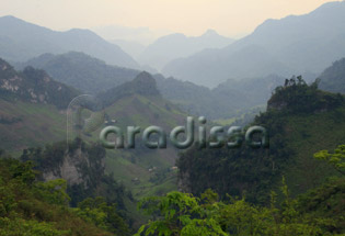 Sentiers de montagne sur le trek à Ba Be