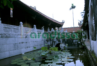 l'étang de lotus à la pagode de But Thap, il fait partie de l'hamornie du feng shui de la pagode.