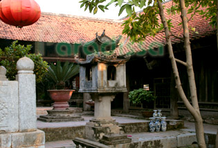 Worshipping altar at But Thap Pagoda