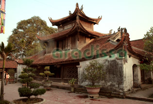 Le bâtiment abrite la tour en bois du Buddhisme