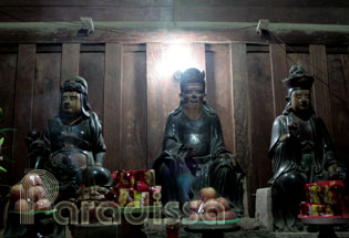 Des statues en bois dans la pagode
