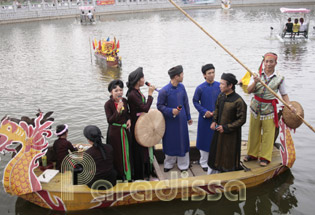 Quan Ho Chansons au Temple Do, au village de Dinh Bang, la province de Bac Ninh 