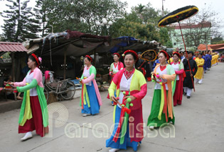 Dancing along the way at the Do Temple Festival