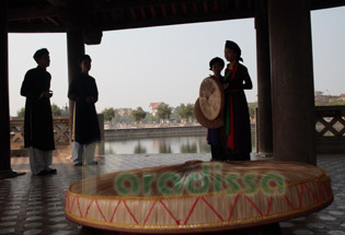 Quan Ho at Do Temple