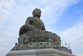 La statue du Bouddha au sommet de la montagne avec vue imprenable sur la campagne environnante 