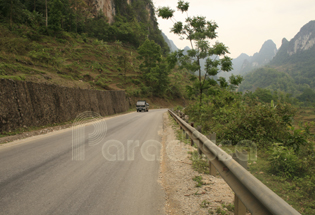 Truck moving to the top of Ma Phuc Pass Truck moving to the top of Ma Phuc Pass