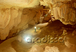 à l'intérieur de la grotte Nguom Ngao