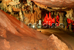 Des stalactites colorées  à l'intérieur de la grotte Nguom Ngao