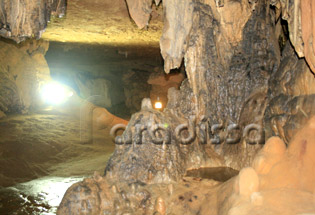 Une chambre spacieuse à l'intérieur de la grotte Nguom Ngao