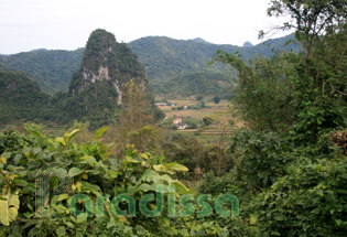 Montagnes près du village de Pac Khoang