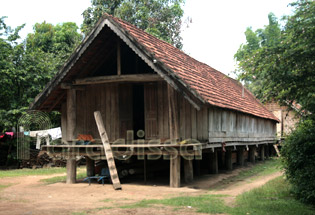 Une maison longue  au village Jun (Buon Jun) du Peuple M'Nong