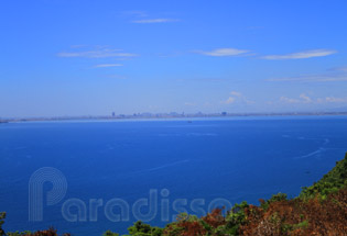 La ville et la mer de Da Nang du col des Nuages (Col Hai Van)