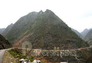 Une route serpente dans le paysage superbe de Dong Van