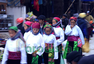 Des filles Hmongs bien habillées prêtes à socialiser au marché de Dong Van 