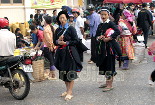 Des dames Dzao au marché de Hoang Su Phi