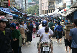 Le dimanche matin, les gens d'autres origines ethniques au district de Hoang Su Phi incluant Tay, Nung, Hmong, Ha Nhi...se rassemblent de 6 heures pour le commerce.