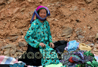 Une dame Hmong au marché de Ma Le