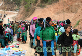 Des dames ethniques au marché de Ma Le