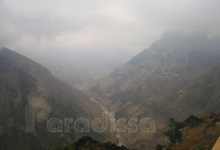 The Nho Que River down below Ma Pi Leng