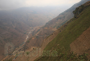 The road at Ma Pi Leng runs on the mountain side