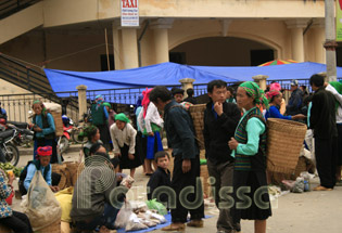 Il est facile de reconnaître que ceux qui viennent au marché viennent des communautés H'mong, Tay, Zao et Giay ...