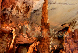 Une stalagmite continue de croître jusqu'à elle touche le plafond de la grotte