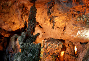 Une stalagmite ressemble à un paon