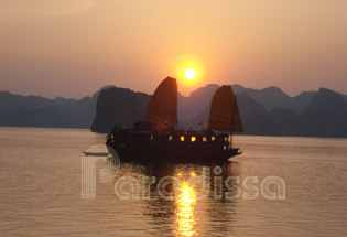 Croisière au coucher de soleil sur la baie d'Halong au Vietnam