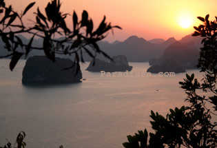Coucher de soleil sur la baie d'Halong au Vietnam