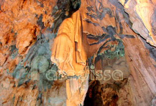 Une stalactite ressemble à une aile d’ange dans la grotte de Thien Cung