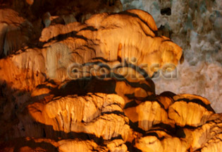 Une stalagmite ressemble à un aigle dans la grotte de Thien Cung